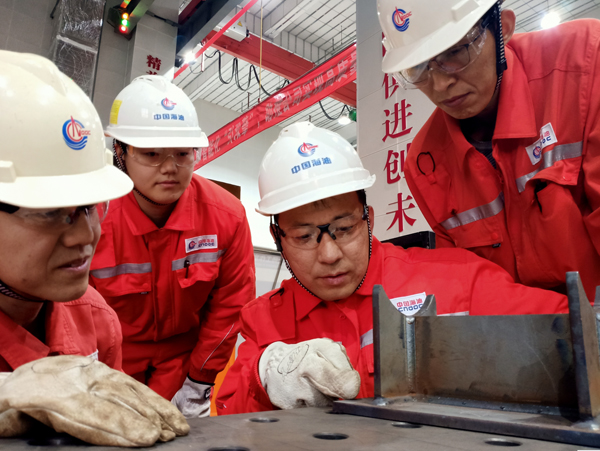 刘海林（右二）和团队成员在工作中。受访者供图